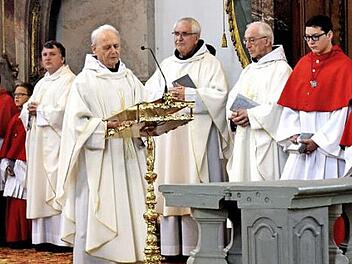 50. Priesterjubiläum Pater Bernhards mit den Geistlichen (von links) Pfarrer Michael Hirmer, Pater Bernhard Braun, Pater Heribert Arens und Pater Johannes Thum Foto: Andreas Welz