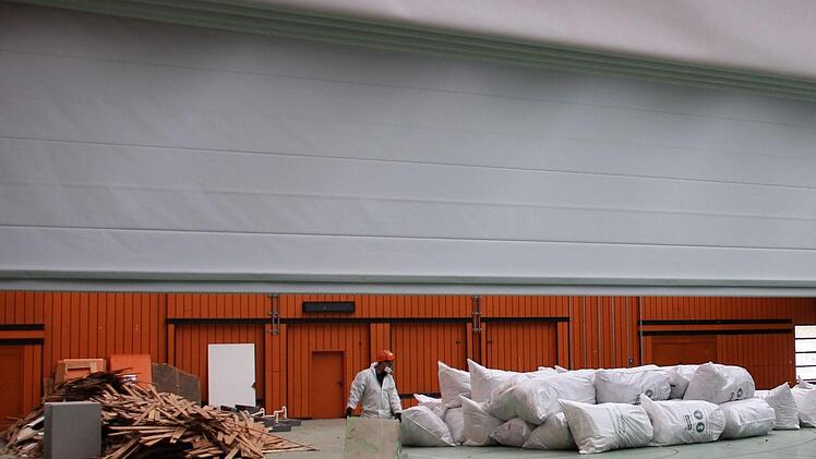 Ein letzter Rundgang durch die alte Dreifachsporthalle: Im Inneren ist der Abriss schon im Gange.Foto: Ulrike Nauer