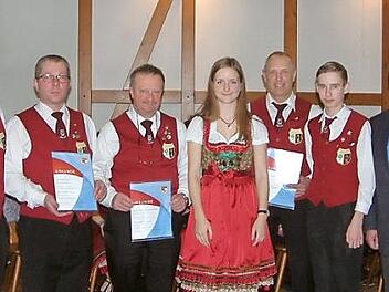 Seit 60 Jahren hält der ehemalige Posaunist Werner Kotschenreuther (Dritter von rechts) dem Musikverein Birnbaum die Treue. Weitere Mitglieder wurden für ihre 50-, 40- und 25-jährige Vereinszugehörigkeit geehrt (von links): Marina Ebertsch, Vorsitzender Marco Kotschenreuther, Horst Kotschenreuther, Dirigent Michael Deuerling, Jürgen Kräußling, Raimund Bienlein, Albert Gremer und Bürgermeister Gerhard Wunder.