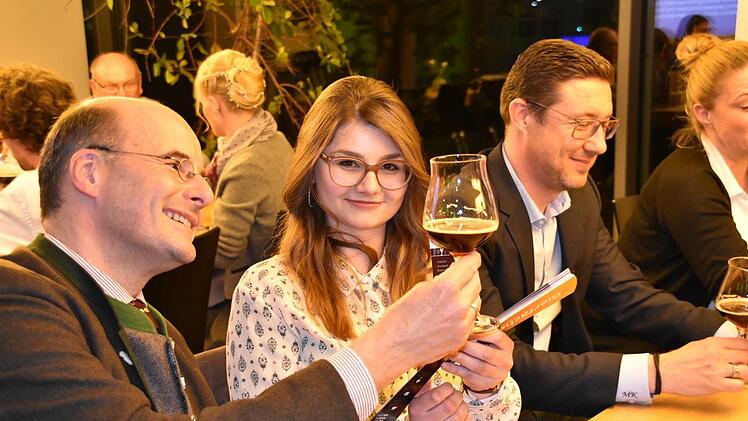 Lothar Ebbertz und Mathias Keil überprüfen mit Marina Veronika Schicker die Bierfarbe eines "Eisbocks". Foto: Uschi Prawitz