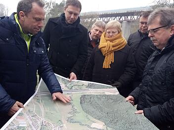 Ortstermin im Itztal: Eine bessere Radwege-Verbindung zwischen Coburg und Rödental war Thema beim Besuch von Umweltminister Thorsten Glauber (links). Foto: Bettina Knauth