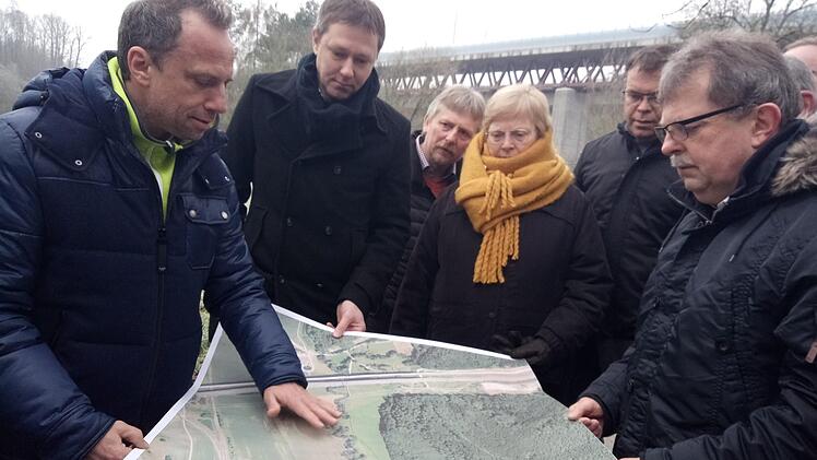 Ortstermin im Itztal: Eine bessere Radwege-Verbindung zwischen Coburg und Rödental war Thema beim Besuch von Umweltminister Thorsten Glauber (links). Foto: Bettina Knauth