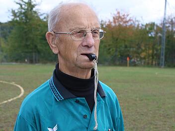Mehr als 1700 Spiele hat Alfred Mennel in 58 Jahren als Schiedsrichter gepfiffen.Foto: Ralf Naumann