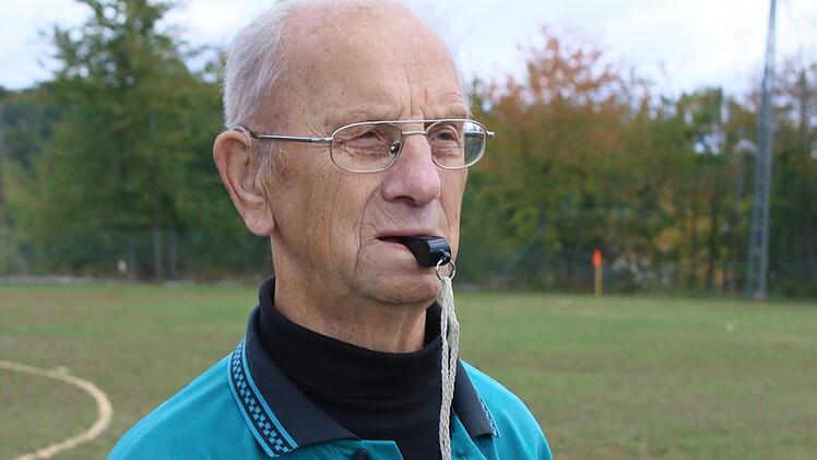 Mehr als 1700 Spiele hat Alfred Mennel in 58 Jahren als Schiedsrichter gepfiffen.Foto: Ralf Naumann