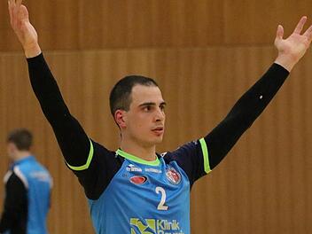 "Unterst&uuml;tzung von "ganz oben"? Von der niedrigen Decke in der heimischen Saaletalhalle erhoffen sich Moritz Rauber und die Hammelburg Volleys auch im Heimspiel gegen Dresden den ein oder anderen Punkt.