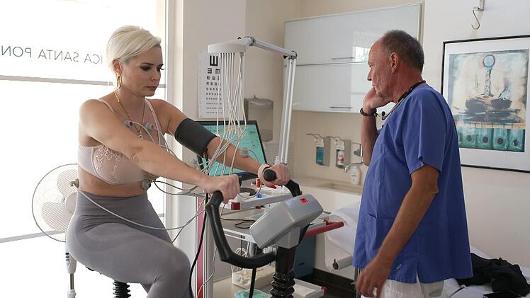 Kurz vor ihrem Antritt beim Wettkampf der World Fitness Federation "WFF" in Las Vegas lässt sich Daniela Katzenberger wegen Herzrhythmusstörungen beim Kardiologen untersuchen.