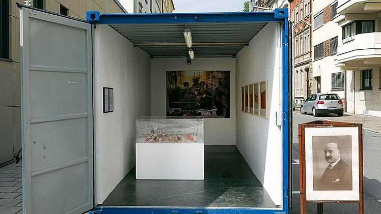 Auch der blaue Container am Synagogenplatz ist eine Ausstellungs-Station.
