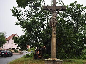 Die Linde am Heßgraben in Nüdlingen fiel dem Gewitter zum Opfer. Fotos: Arthur Stollberger