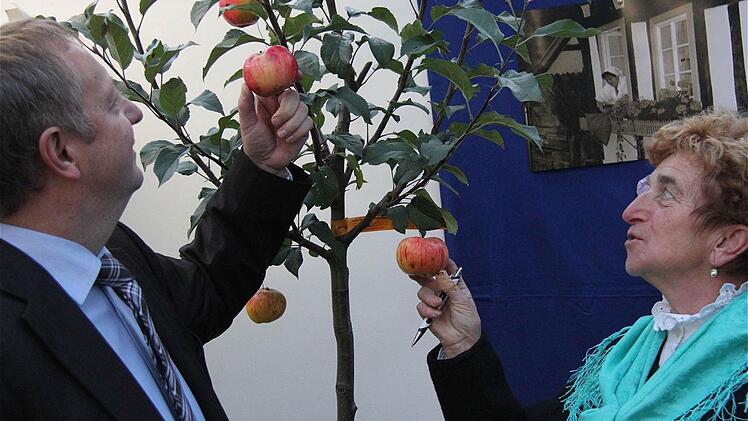 Am Baum der Erkenntnis vom Stand des OGV Machtilshausen trafen sich Kreisvorsitzende Irmgard Heinrich und Landrat Bold .