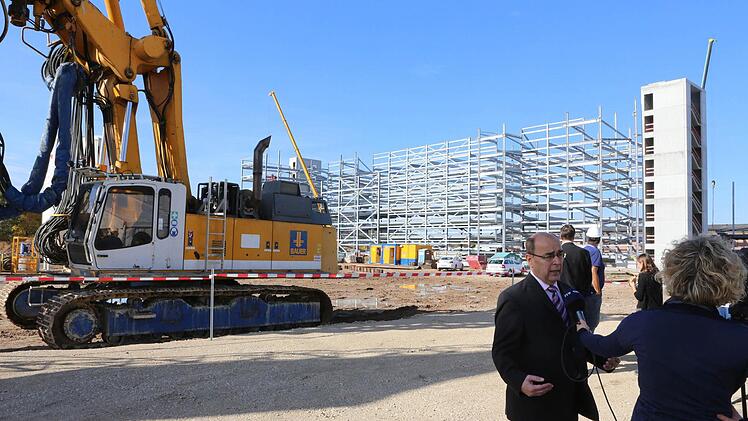 Interviews vor der Neubau-Fläche mit dem Parkaus, das bereits Ende diesen Jahres fertig sein soll.