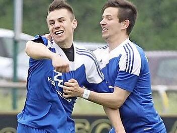 Lukas Werner (links) nach seinem Treffer zusammen mit Kevin Hartmann. Der ehemalige Frohnlacher war als Außenstürmer einer der auffälligsten Akteure im ersten Landesliga-Relegationsspiel am Mittwochabend vor knapp 500 Zuschauern im Willi-Schillig-Stadion. Am Ende trennten sich beide Teams 1:1-Unentschieden.