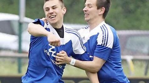 Lukas Werner (links) nach seinem Treffer zusammen mit Kevin Hartmann. Der ehemalige Frohnlacher war als Außenstürmer einer der auffälligsten Akteure im ersten Landesliga-Relegationsspiel am Mittwochabend vor knapp 500 Zuschauern im Willi-Schillig-Stadion. Am Ende trennten sich beide Teams 1:1-Unentschieden.