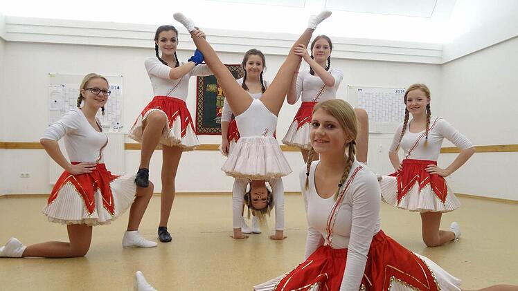 6 Mädchen tanzen und springen derzeit in der Jugendgarde. Christin Lerche und Laura Rennebohm trainieren mit den Tänzerinnen zwischen elf und 16 Jahren für die großen Auftritte in der närrischen Zeit.  Foto: Eckert