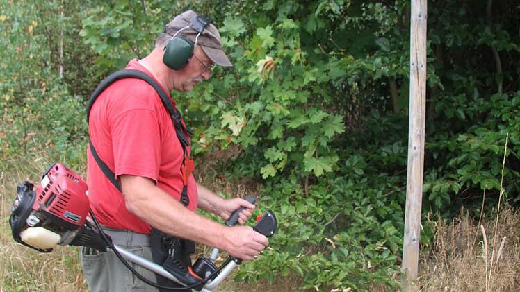 Die Motorsense leistet gute Dienste, sagt Klaus Hieke, Wegewart beim Frankenwaldverein. Mehrmals pro Woche ist er im Dienste des Vereins unterwegs und sorgt für Ordnung auf den Wegen.