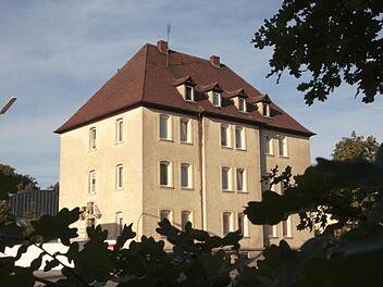In dieses Haus in der Bayreuther Straße, gegenüber der ehemaligen Hornschuch-Villa, sollen ab November 50 Asylbewerber einziehen. Der Vertrag zwischen Hausbesitzer und Landratsamt ist bereits unterschrieben.  Foto: Josef Hofbauer