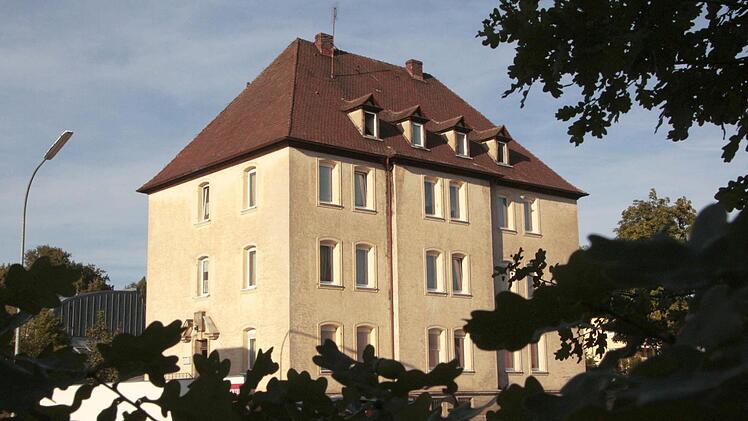 In dieses Haus in der Bayreuther Straße, gegenüber der ehemaligen Hornschuch-Villa, sollen ab November 50 Asylbewerber einziehen. Der Vertrag zwischen Hausbesitzer und Landratsamt ist bereits unterschrieben.  Foto: Josef Hofbauer