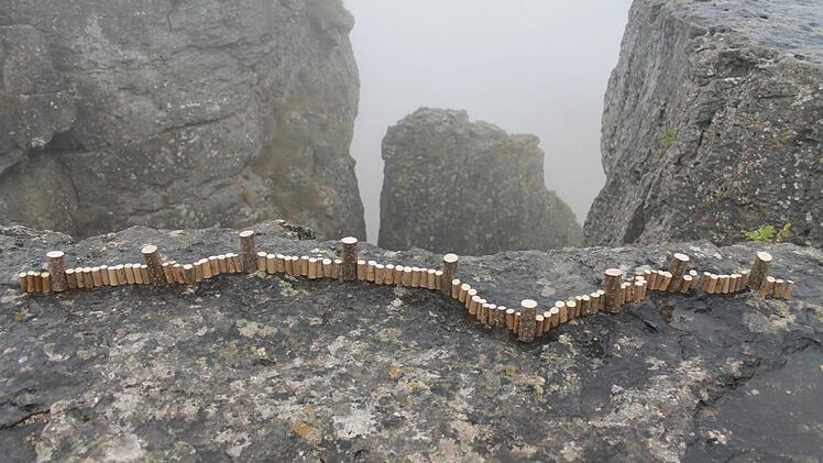 "The Wall" nennt Hubert Kolling diese kleine Holzpalisade, die er auf der Felsenklippe des Staffelbergs erstellte. Foto: Hubert Kolling