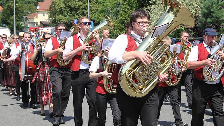 Der Musikverein Burghaig umrahmte das Wiesenfest in Ziegelhütten musikalisch. Foto: Sonny Adam
