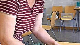 Claudia Wallochny legt Rock und Mieder aneinander. Das Zusammensetzen ist einer der schwierigsten Schritte.