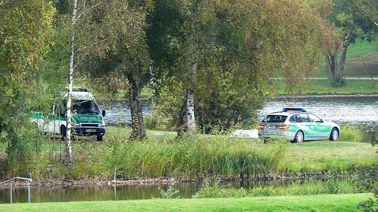 Die Leiche des 46-J&auml;hrigen haben Taucher der Bereitschaftspolizei am Mittwochnachmittag im Trebgaster Badesee gefunden. Foto: Dieter H&uuml;bner