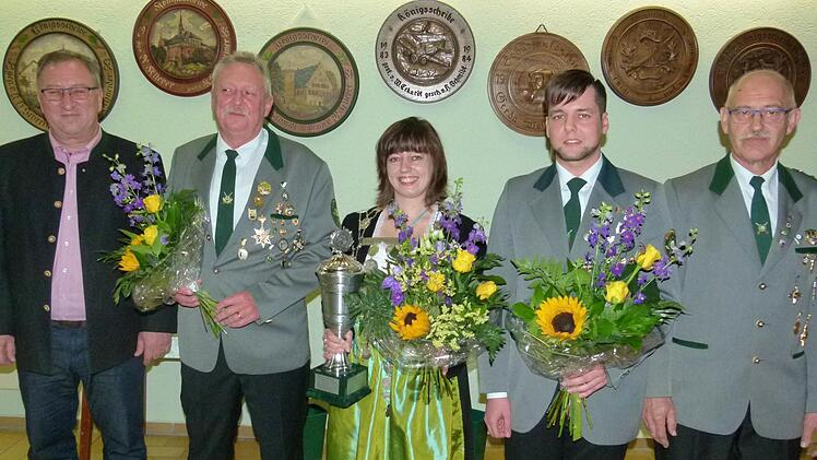 Die beiden Ritter Manfred Hopf (links) und Christian Holland nahmen die neue Schützenkönigin Nadine Eddel in die Mitte. Foto: Lothar Weidner
