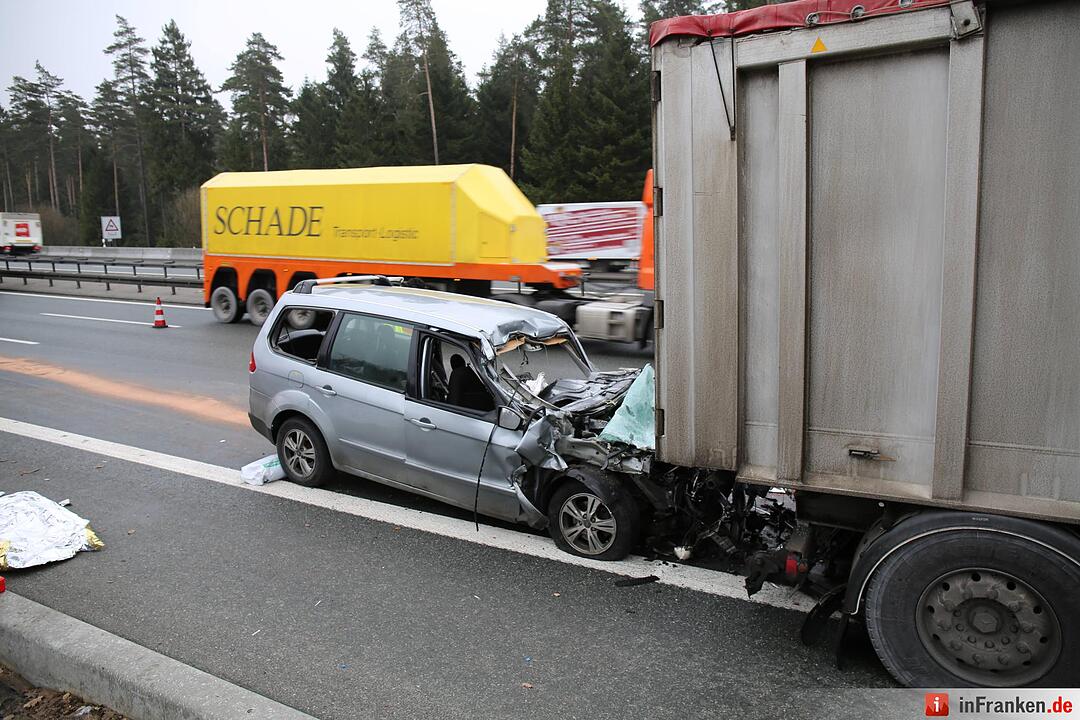 Pkw kracht unter Lkw auf der A9 bei Trockau - Drei Personen verletzen sich schwer