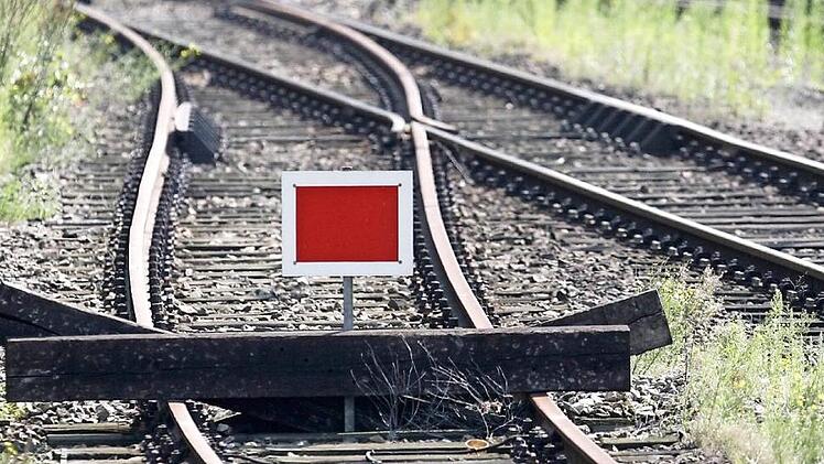 Der Bahnverkehr in Oberfranken soll ausgebaut und verbessert werden. Symbolbild: Maurizio Gambarini dpa