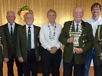 die neuen Regenten der Schützengesellschaft Wirsberg (von links): 1. Adjutant Karl-Heinz Korn, 1. Schützenmeister Rudi Krämer, Vorjahresregent Helmut Strößner, Jugendkönig Christian Hohenberger, Schützenkönig Dietmar Burghofer, 2. Adjutant Patrick Hoffmann und Vorsitzender Roland Burghofer.