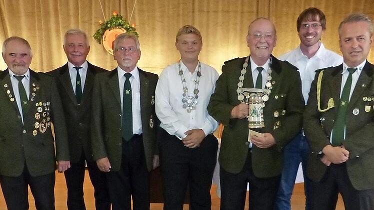 die neuen Regenten der Schützengesellschaft Wirsberg (von links): 1. Adjutant Karl-Heinz Korn, 1. Schützenmeister Rudi Krämer, Vorjahresregent Helmut Strößner, Jugendkönig Christian Hohenberger, Schützenkönig Dietmar Burghofer, 2. Adjutant Patrick Hoffmann und Vorsitzender Roland Burghofer.