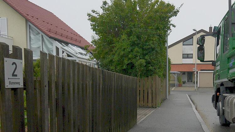 Enge Sache: Als einst der Blumenweg in Weidach ausgebaut wurde, schlugen die Wellen hoch, weil dabei eine Straßenausbaubeitragssatzung angewendet wurde. Jetzt ist zwischen den Bürgermeistern und den beiden für Coburg zuständigen Landtagsabgeordneten ein Streit darüber entbrannt, ob alle Gemeinden noch heuer eine solche Satzung erlassen müssen. Foto: Berthold Köhler