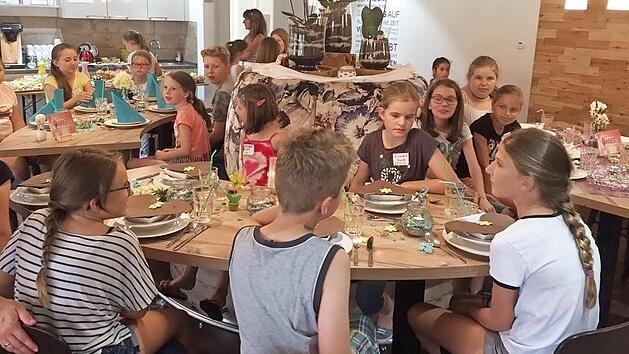 Die Obertrubacher Kinder kochten zusammen und genossen anschlie&szlig;end das Ergebnis. Foto: Gemeinde Obertrubach