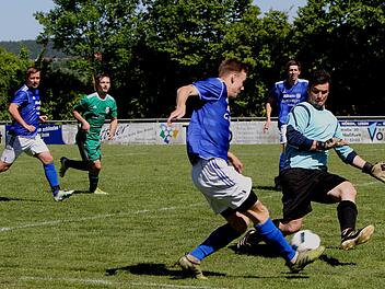 Mit einer tollen Parade verhindert der Kirchlauterer Keeper Markus Geier (rechts) ein weiteres Tor der Augsfelder.  Fotos: Günther Geiling