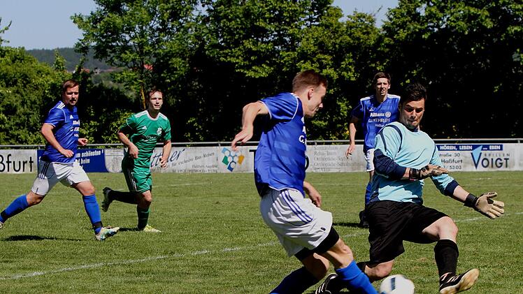 Mit einer tollen Parade verhindert der Kirchlauterer Keeper Markus Geier (rechts) ein weiteres Tor der Augsfelder.  Fotos: Günther Geiling