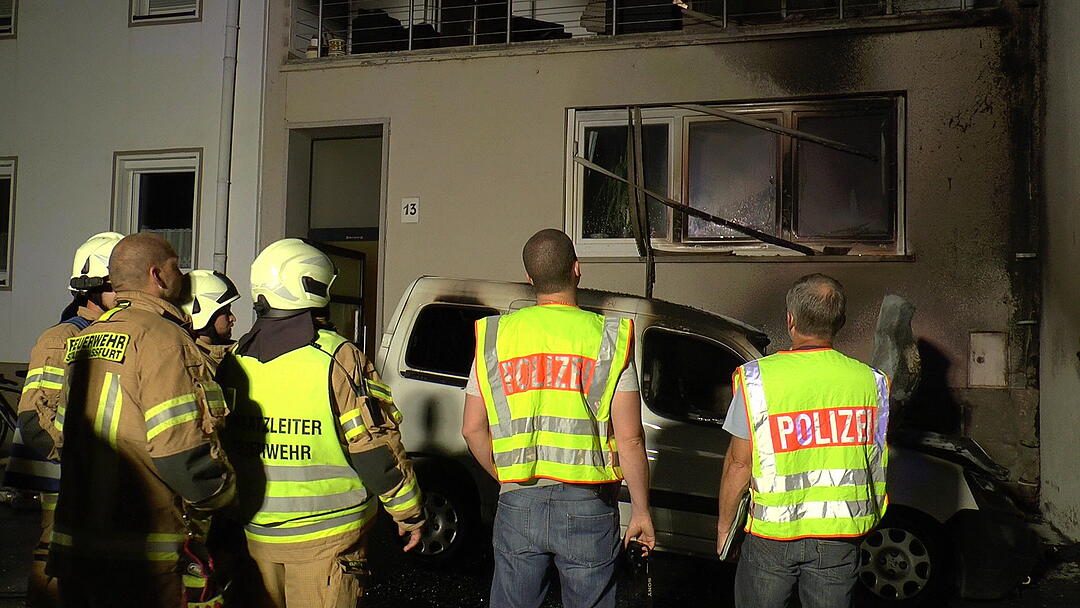 Haßfurt: Auto brennt vollständig aus und beschädigt zwei Wohnhäuser