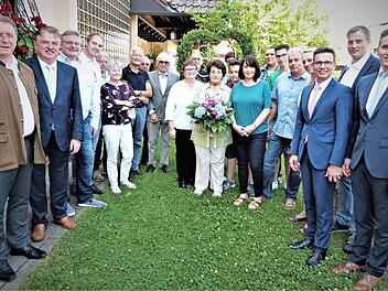 Johanna Täuber (Mitte) mit ihrer Tochter Vera, den Söhnen Uwe, Klaus und André sowie deren Familien, links OB Henry Schramm und Landrat Klaus Peter Söllner  Foto: Werner Reißaus