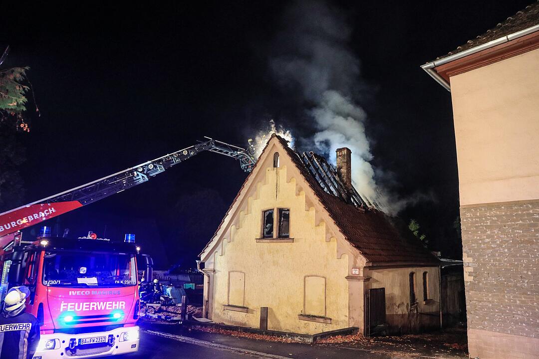 Aschbach: Während Renovierungsarbeiten - Dachstuhl in Flammen