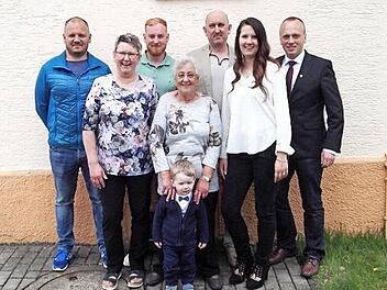 Die Jubilarin Charlotte Fröba (Mitte) mit (von links) Enkel Kai, Tochter Annette, Enkel Matthias, Urenkel Elias, Sohn Michael, Enkelin Marika und Bürgermeister Thomas Löffler  Foto: Hubert Martin