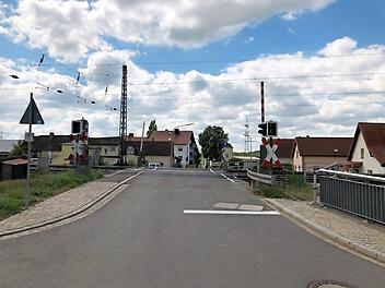 Aus Sicherheitsgründen aufgelöst werden soll der Bahnübergang in Oberhaid. Foto: Horst Lange