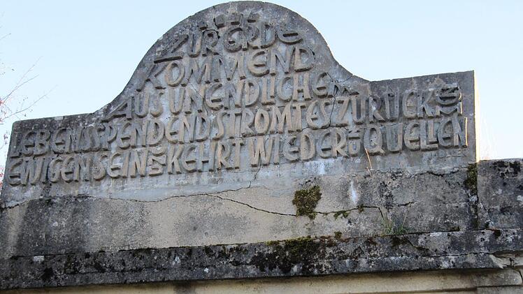 Die verwitterte Kr&ouml;ung vor der Sanierung Foto: privat