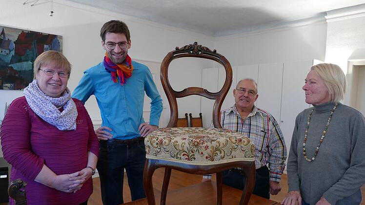 Die offizielle Übergabe des Synagogenstuhls durch Ehrfried Steigerwald (rechts) an Bürgermeister Michael Bergrab. Mit dabei Christa Horn (links) und Frauke Hansen Foto: Marion Krüger-Hundrup