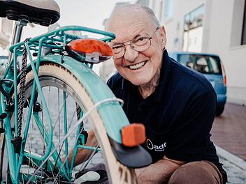 Gerhard Frank aus Bamberg hält für den ADFC ehrenamtlich Reparaturkurse ab. Foto: Lea Schreiber