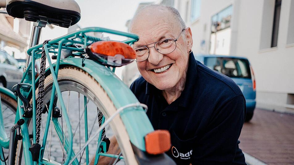 Gerhard Frank aus Bamberg hält für den ADFC ehrenamtlich Reparaturkurse ab. Foto: Lea Schreiber