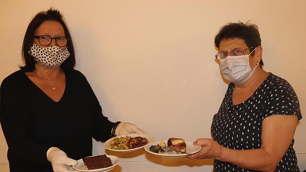 Marianne Karbacher (r.) hat aus H&uuml;lsenfr&uuml;chten ein Men&uuml; zubereitet.    Foto: Johanna Blum
