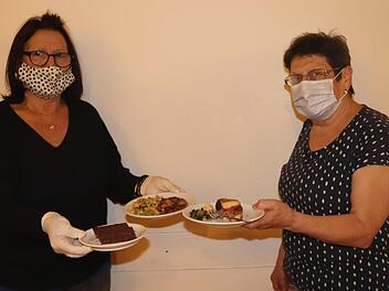 Marianne Karbacher (r.) hat aus Hülsenfrüchten ein Menü zubereitet.    Foto: Johanna Blum