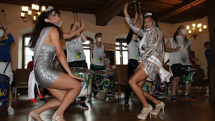 Der"Bloco de Coburgo", in der alle Coburger Samba-Gruppen vertreten sind, trommelte am Freitagvormittag im Rathaussaal das etwas andere Samba-Wochenende ein. Die Samba-Prinzessinnen Martinha und Fernanda Campelo tanzten dazu.
