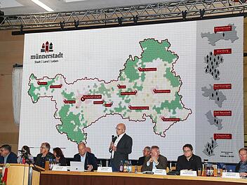 Die Stadt- und Gemeinderäte aller 14 Mitgliedsgemeinden der NES-Allianz tagten gemeinsam in der gerade sanierten Mehrzweckhalle der Stadt Münnerstadt. Auf der Tagesordnung standen die Einrichtung eines gemeinsamen Waldkindergartens und der Klimaschutz.