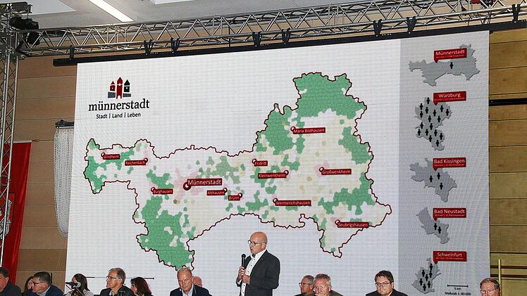 Die Stadt- und Gemeinderäte aller 14 Mitgliedsgemeinden der NES-Allianz tagten gemeinsam in der gerade sanierten Mehrzweckhalle der Stadt Münnerstadt. Auf der Tagesordnung standen die Einrichtung eines gemeinsamen Waldkindergartens und der Klimaschutz.