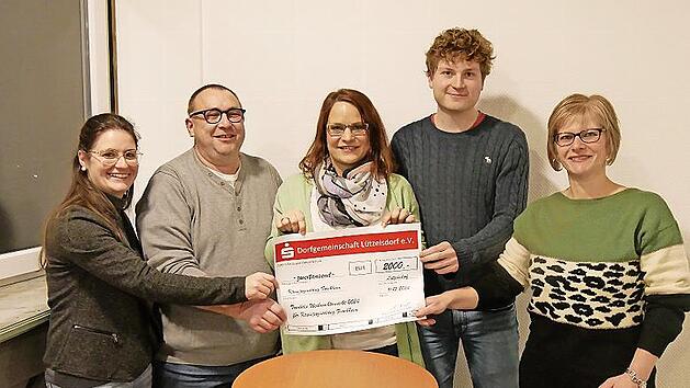 Bei der Scheck&uuml;bergabe (v.&nbsp;r.): Marion Richter, Stefan Kraft, Hannah L&ouml;w (alle drei von der Dorfgemeinschaft L&uuml;tzelsdorf), Uwe Streilein (KJR-Vorstand) und Stefanie Schmitt (KJR-Mitarbeiterin und Verantwortliche vom Zirkusprojekt)