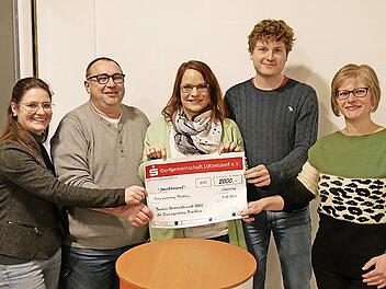 Bei der Scheckübergabe (v. r.): Marion Richter, Stefan Kraft, Hannah Löw (alle drei von der Dorfgemeinschaft Lützelsdorf), Uwe Streilein (KJR-Vorstand) und Stefanie Schmitt (KJR-Mitarbeiterin und Verantwortliche vom Zirkusprojekt)
