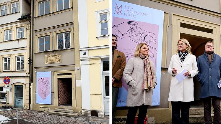 Ein Bild zeigt das E.T.A. Hoffmann Haus in Bamberg. Menschen stehen vor einem gro&szlig;en Banner mit der Aufschrift "E.T.A. Hoffmann Haus". Veranstaltungen erinnern an seinen 250. Geburtstag.